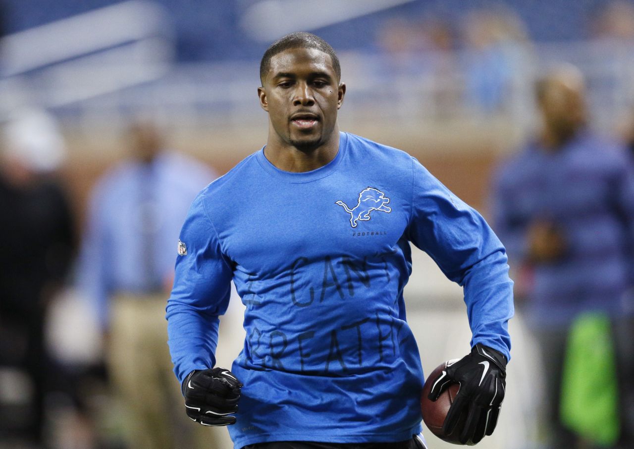 Detroit Lions running back Reggie Bush warms up before a home game on December 7.