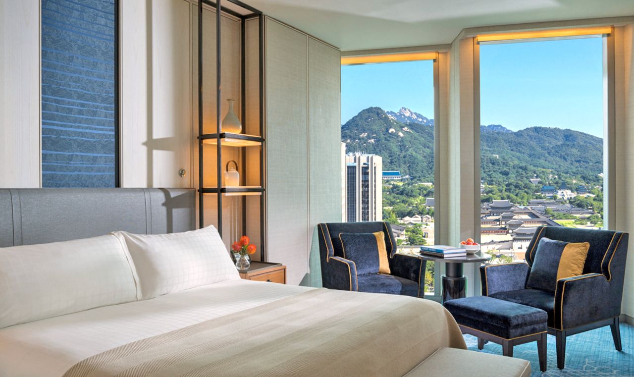 The Four Seasons Hotel Seoul is adjacent to Gwanghwamun, the main gate of the Gyeongbok Palace and the historic districts of Jong-re and Isadong. 