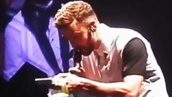 Fan gift chokes up Timberlake 03