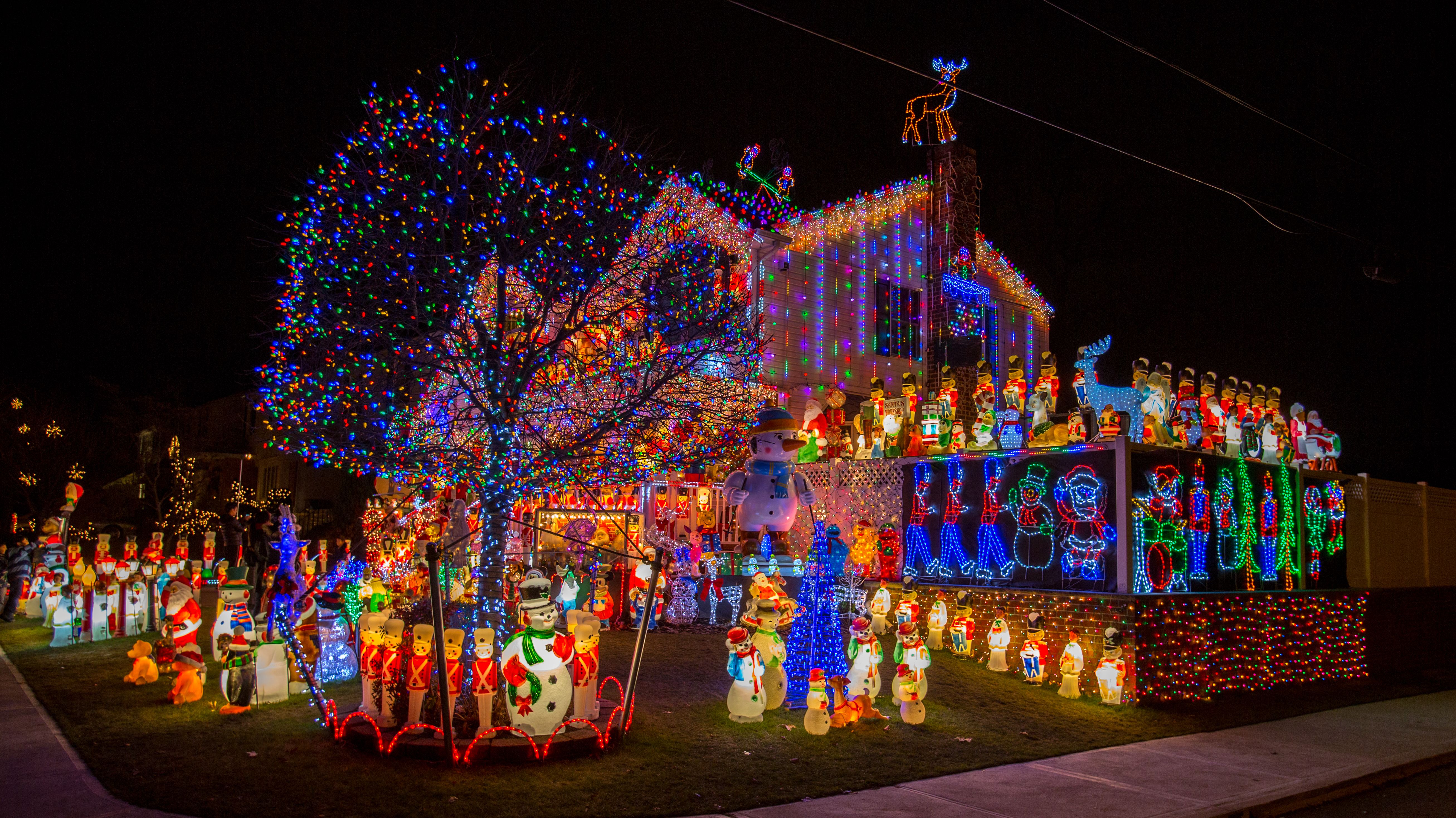 Star Wars-themed light show and other Christmas magic