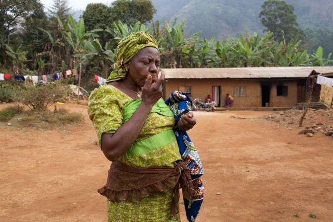 Local woman Rose Sirri gets a tastes of fresh product. Fumsi says: "(Beekeeping) is totally good for them. They get the bees themselves, they get the money, they are able to do their own thing on their own without depending on the man. Even though it's a small amount." 