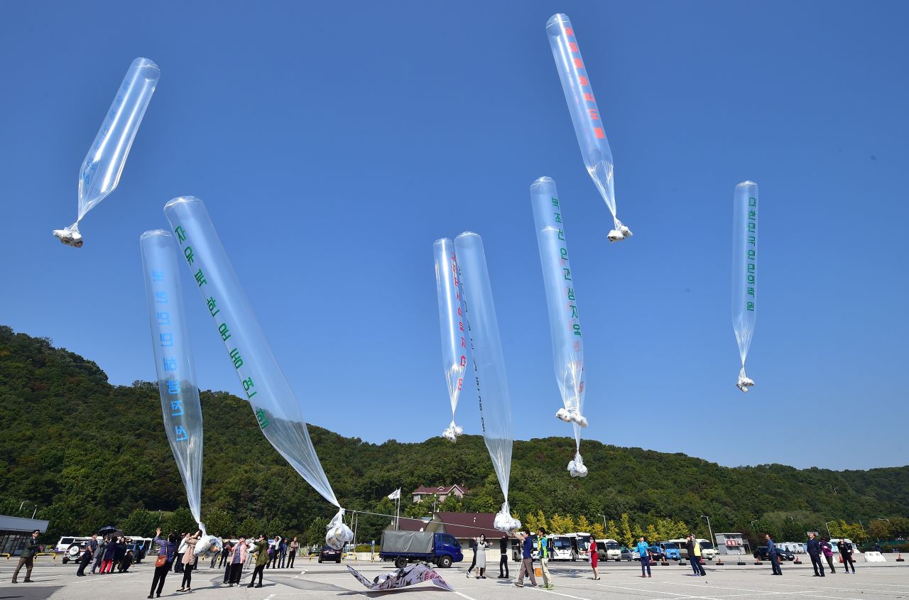 South Korean activists release balloons carrying anti-North Korea leaflets at a park near the border in Paju, north of Seoul, on October 10, 2014. The balloons anger the regime in Pyongyang, drawing regular threats of violent reprisals.