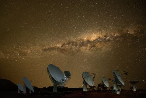 Afryka powoli rozpoczyna podróże kosmiczne.  Ale nowe projekty na kontynencie wyglądają obiecująco.  Ambitny projekt Square Kilometer Array w RPA ma na celu zbudowanie największego na świecie radioteleskopu, który pomoże naukowcom namalować szczegółowy obraz niektórych z najgłębszych zakątków kosmosu.  </p>
<p>Na foto: Imagem composta dos satélites MeerKAT e Square Kilometer Array Pathfinder (ASKAP).” class=”gallery-image__dam-img”/></source></source></source></picture></div>
<p>
<strong>Fotos:</strong> viagem espacial africana
</p>
<div class=