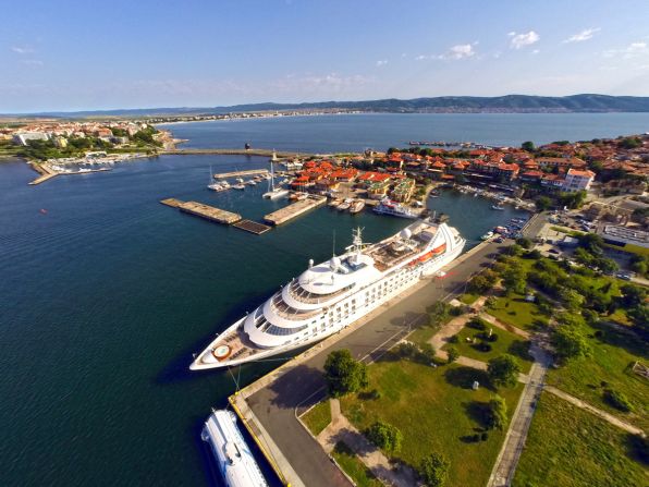 El Star Breeze de Windstar Cruises puede albergar hasta 212 huéspedes. Una de las más emocionantes de sus rutas en 2015 será la del Sicilian Splendor de 10 días, la cual visita Roma, Catania, La Veleta, Gozo, Trapani, Sorrento y Capri.