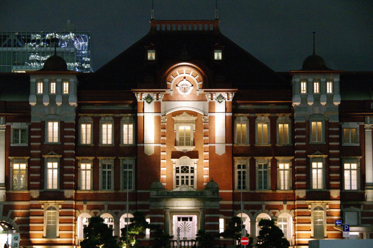 The station's European facade is one of the few architectural remnants of Tokyo's past. From December 24 till December 28, there will be a <a href="http://www.kanko-chiyoda.jp.e.ie.hp.transer.com/tabid/2702/Default.aspx" target="_blank" target="_blank">light show on the facade of the station</a> in the evening.
