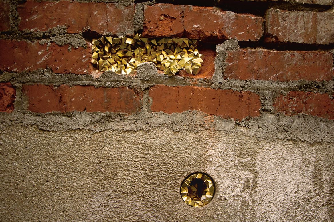 <strong>A Common Name</strong><br />"<em>Geodes</em>" Arts District, Los Angeles, 2012, paper. © Gregory Tuzin<br /><br />Los Angeles-based Paige Smith creates crystal-like "geodes" out of paper and resin that fill the cracks in walls, pipes, and pavements. She has created these tiny installations worldwide (<a href="http://acommonname.com/street-art-project/" target="_blank" target="_blank">see them all on her site</a>) and mails "geode kits" to others to spread the miniature marvels to new neighbourhoods. 