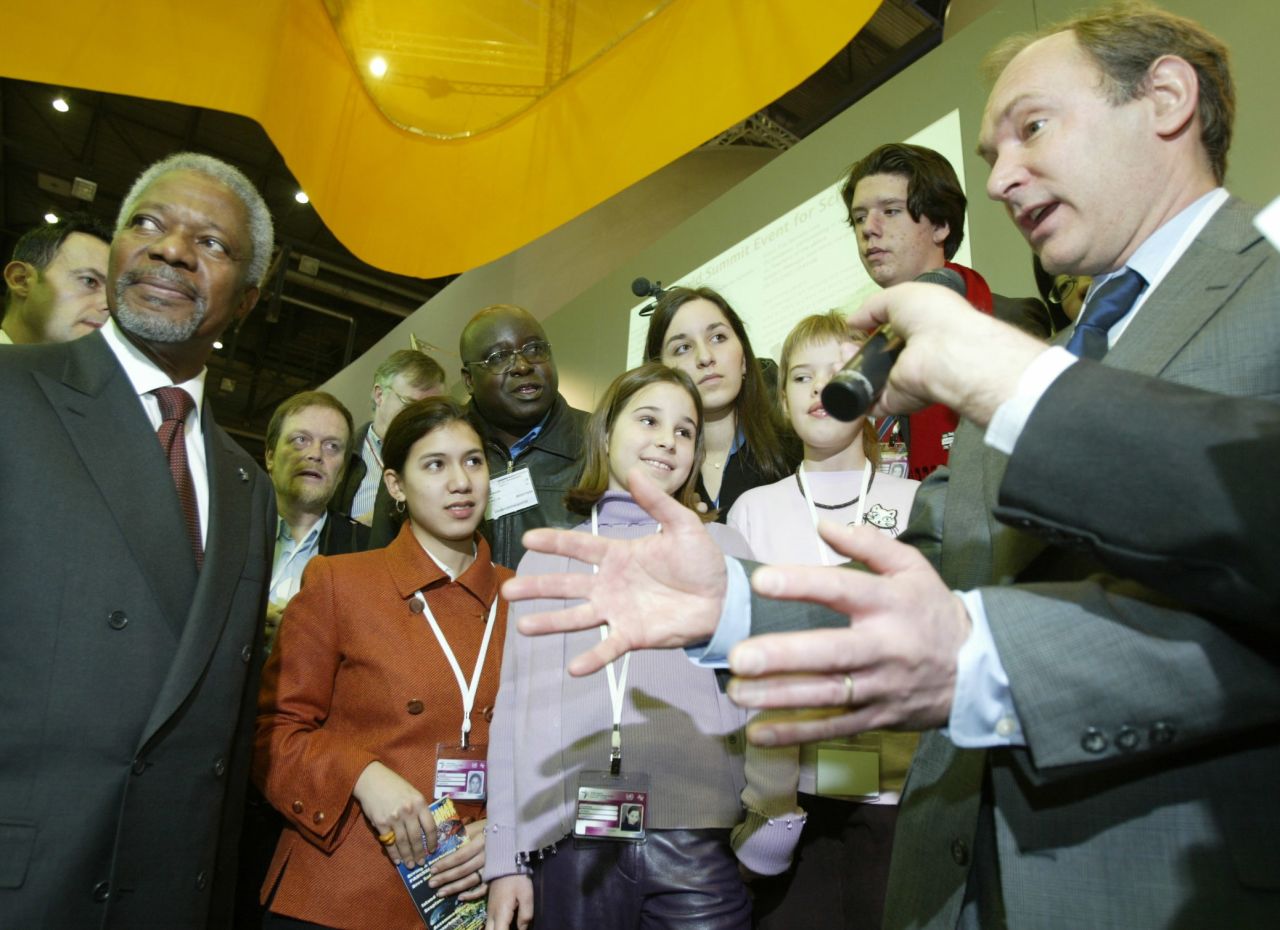 With former UN General Secretary Kofi Annan at the World Summit on the Information Society, 10 December 2003. 