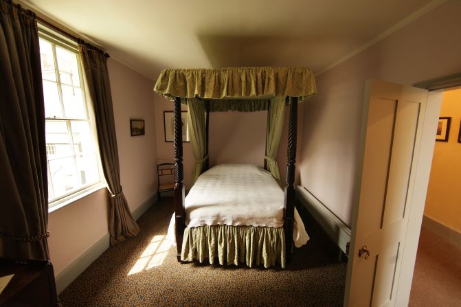 "Don't ask superstitious people from Hong Kong to sleep in a four-poster bed" and avoid "exchanging a smile or making eye contact with anyone from France you don't know" were among a list of dos and don'ts prepared for the tourist industry by VisitBritain. See? No Chinese here.