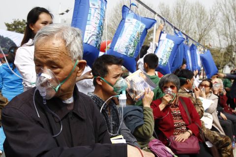 In a tourism marketing stunt, residents of Zhengzhou, one of China's most polluted cities, lined up to breathe fresh air packed in from Laojun Mountain.
