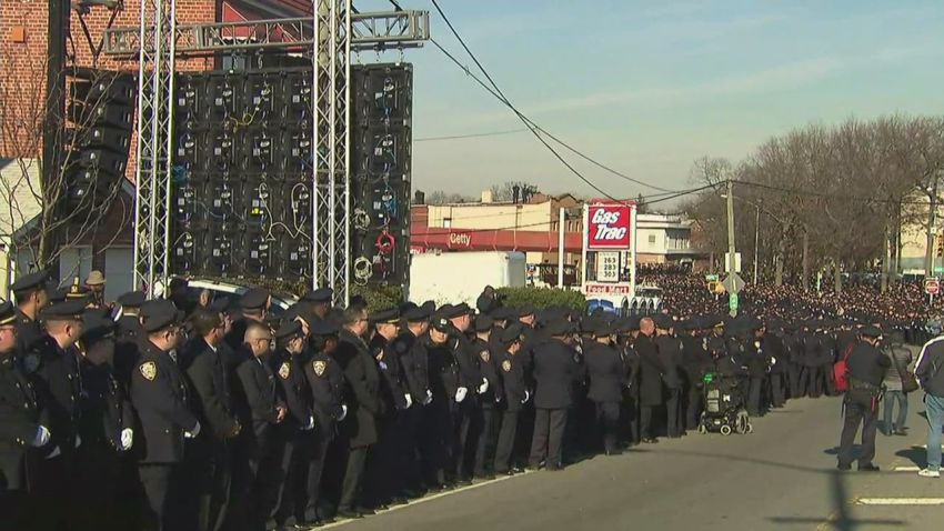 vo nypd officers turn backs on de blasio at funeral_00002519.jpg