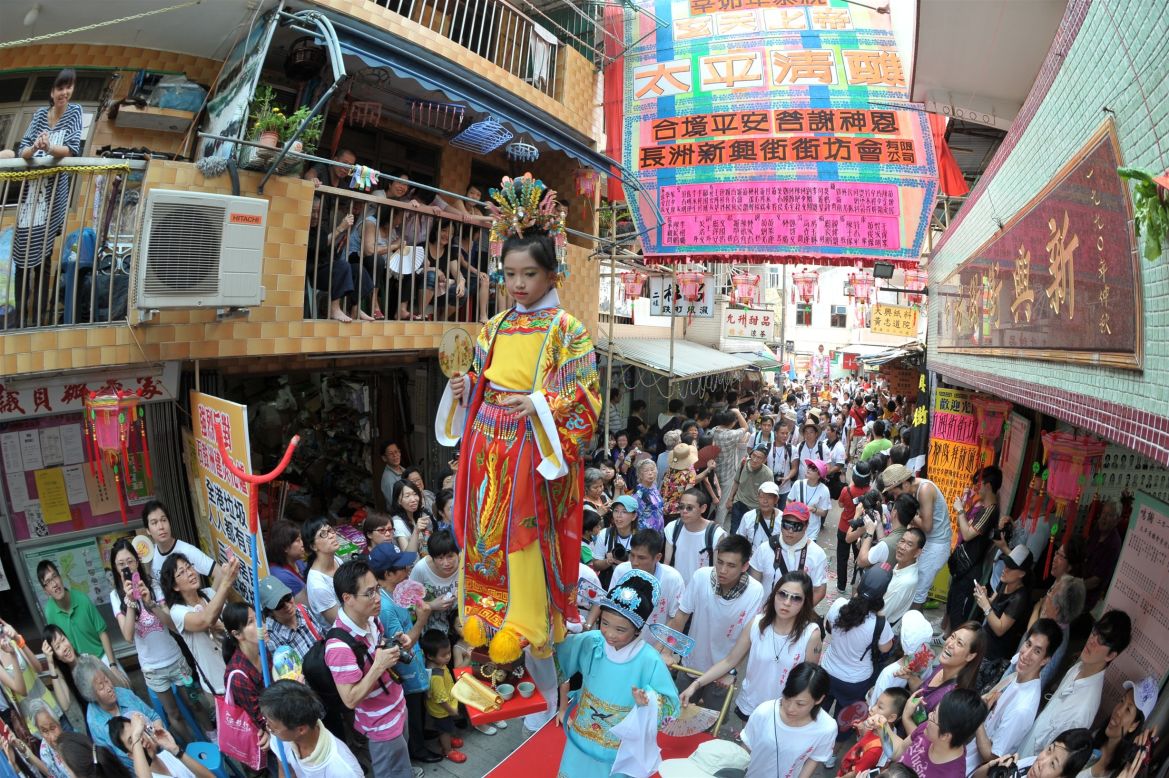 El Festival de bollos de Cheung Chau de Hong Kong, celebrado en mayo, es quizá la única celebración del mundo que viene de una plaga asesina. 
