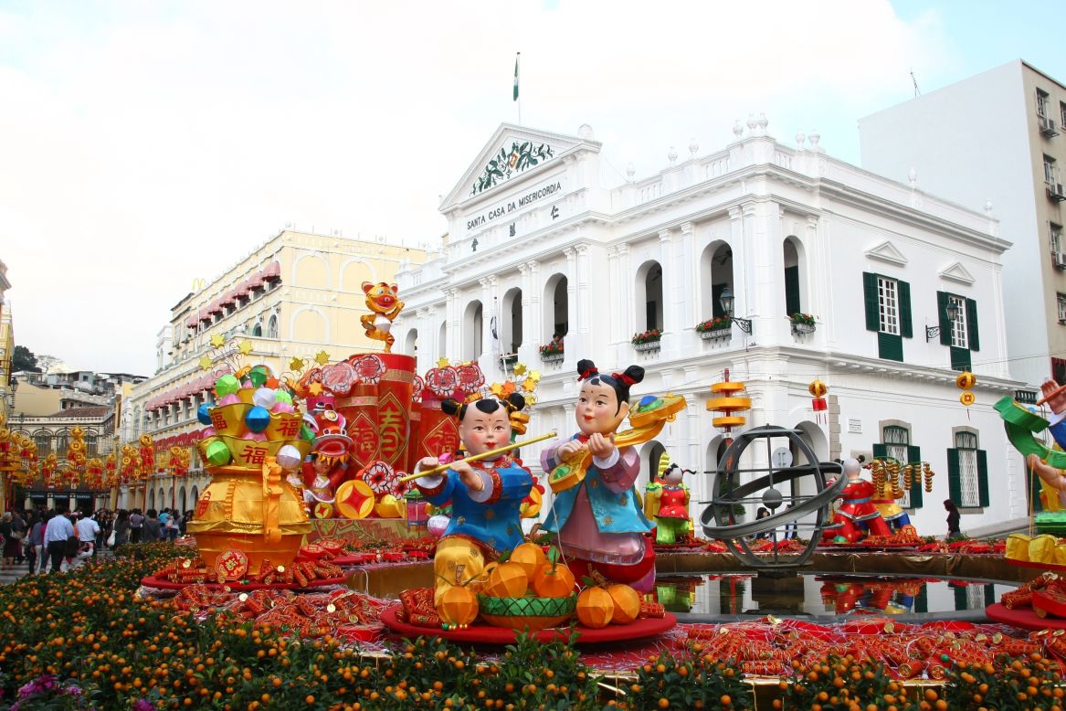 La histórica región de Macao, con su mezcla de culturas portuguesa y china, alberga algunas de las celebraciones más coloridas del Año Nuevo Lunar en la tierra. 