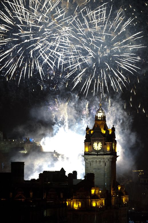 La celebración de Hogmanay en Edimburgo, Escocia, es una de las más grandes fiestas de la víspera de Año Nuevo en el planeta. Casi 100.000 personas vienen a ver las cinco toneladas de fuegos artificiales. 