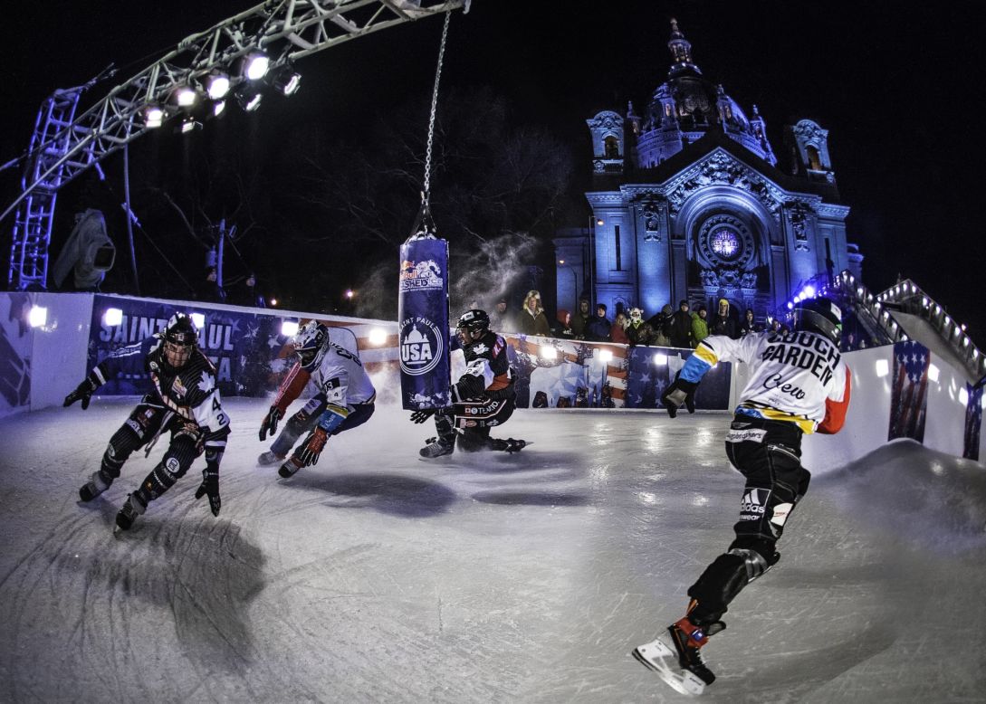 Combina el patinaje de velocidad con un campo de obstáculos y el resultado es Crashed Ice. Para celebrar su decimoquinto aniversario, la serie de eventos empieza en Saint Paul, Minnesota, en enero. 