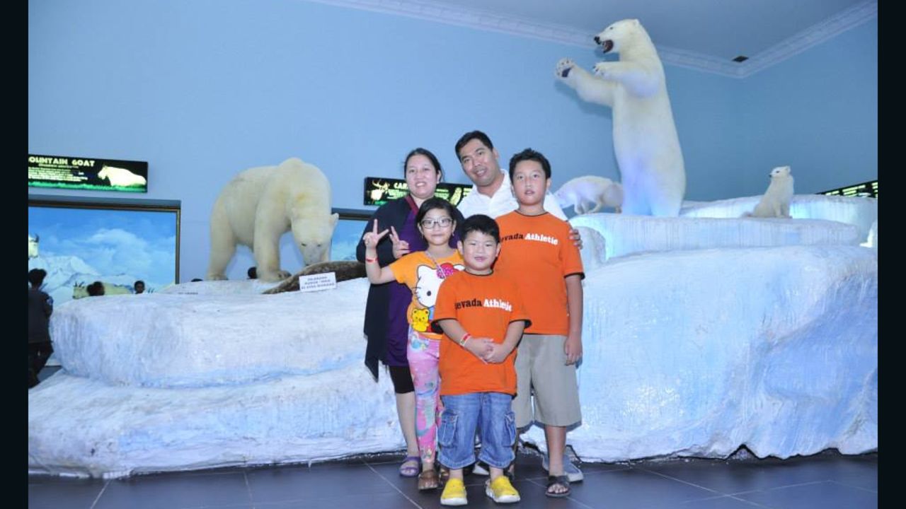 Inge Goreti Ferdiningsih with her family.