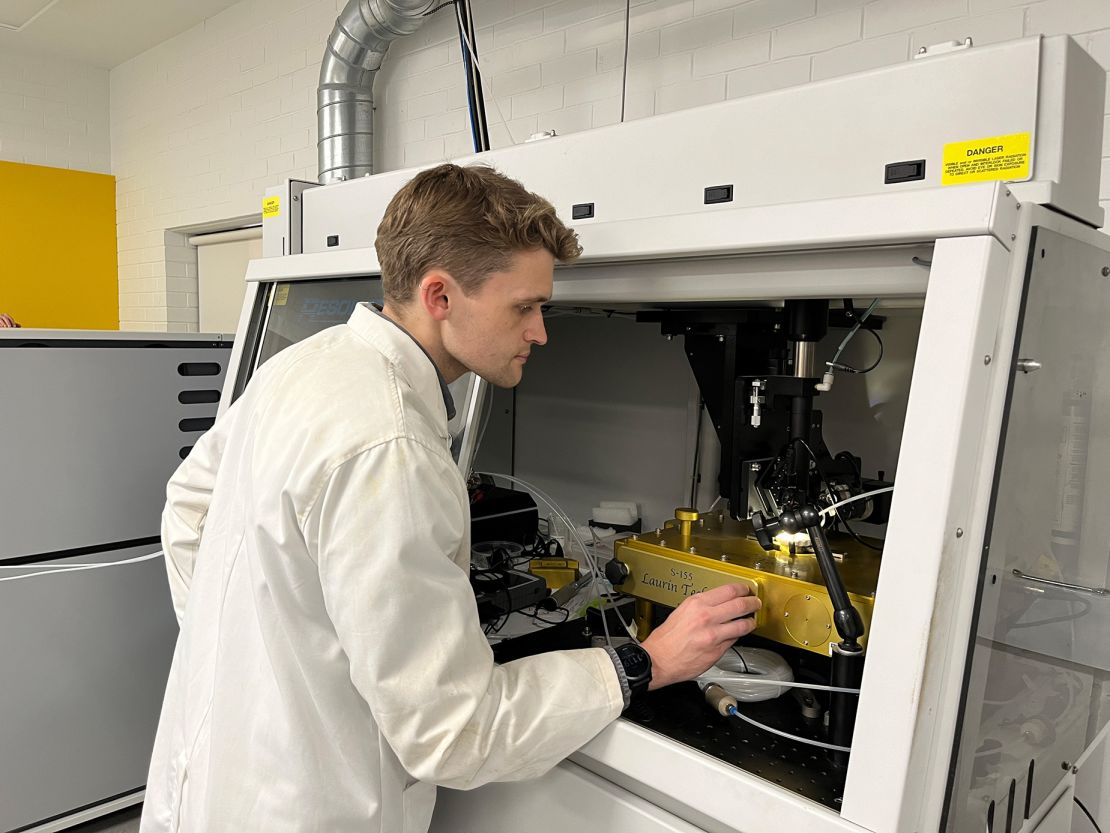 Anthony Clarke, estudante de doutorado na Curtin University, estuda amostras da pedra do altar em laboratório.