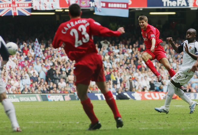 A lo largo de los años, Gerrard ha contribuido una gran cantidad de jugadas que han permitido ganar los partidos para Liverpool y, a menudo, en los más grandes escenarios. Aquí se le puede ver al momento en el que logró un empate en el último minuto en la final de la Copa FA ante el West Ham 2006. El gol llevó el partido al tiempo extra en el que Liverpool finalmente ganó en los penaltis. 