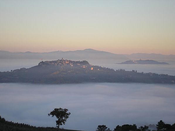 A summer residence in the 1700s, La Palazzetta del Vescovo, close to Perugia, is surrounded by vineyards and olive groves.