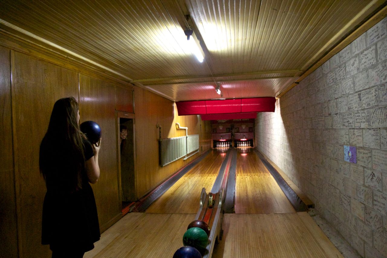 Holler House is an old-fashioned bowling alley and tavern built in 1908. You can play a game on the country's two oldest certified bowling lanes, where pins have to be reset by hand.