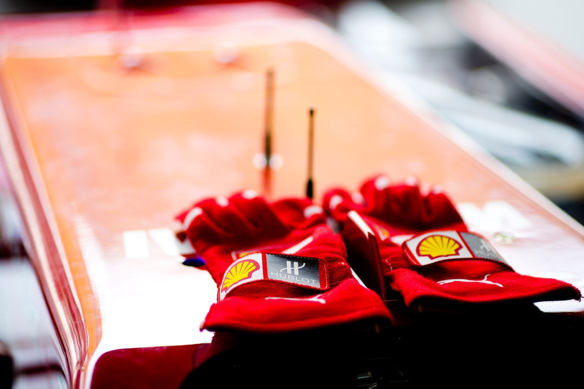 Kimi Raikkonen photographed his Ferrari gloves before his first race back for his former team with the words "I would rather be in a Ferrari than any other team."