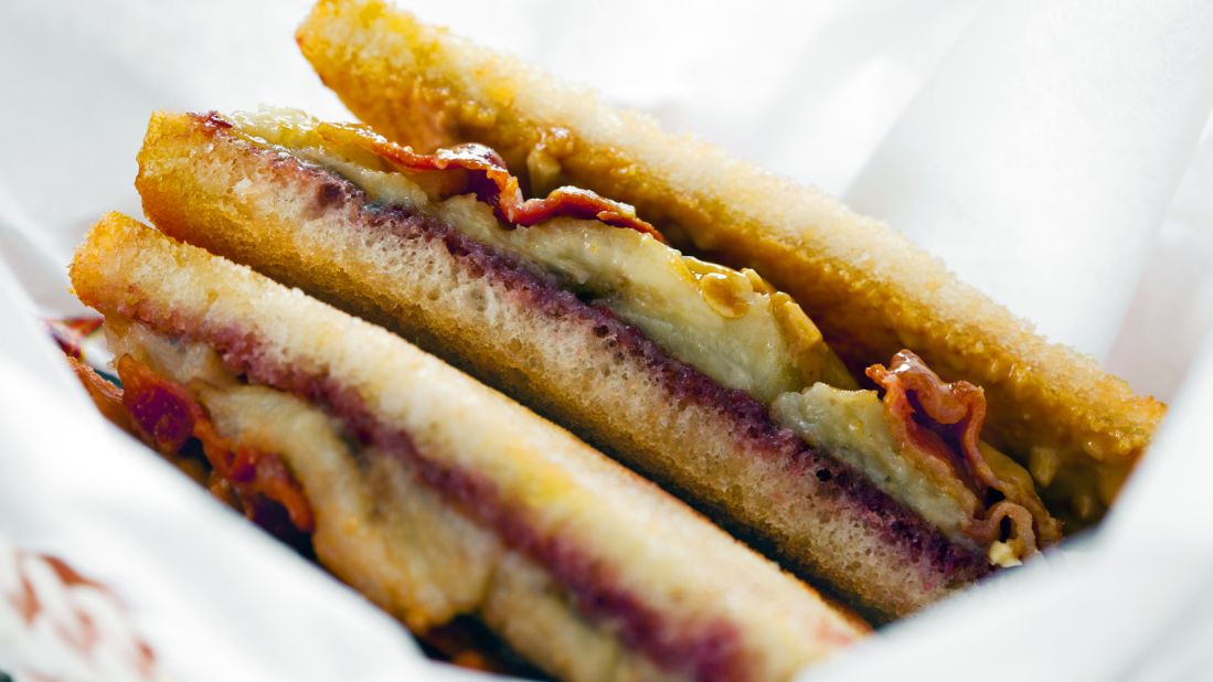 Fried white bread sandwich with peanut butter, jam, slices of grilled banana and bacon, as served in Graceland Randers' diner.
