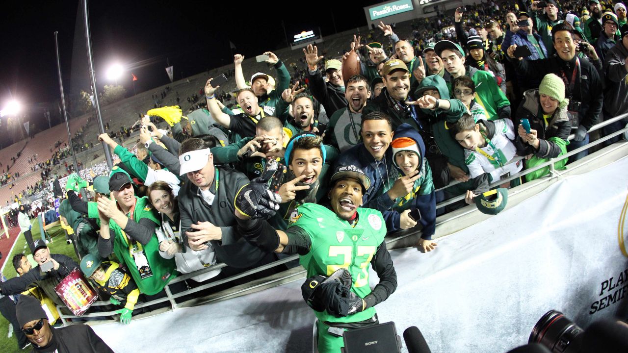 Oregon wide receiver B.J. Kelley gets a selfie with fans in Pasadena, California, after the Rose Bowl victory against Florida State on Thursday, January 1.