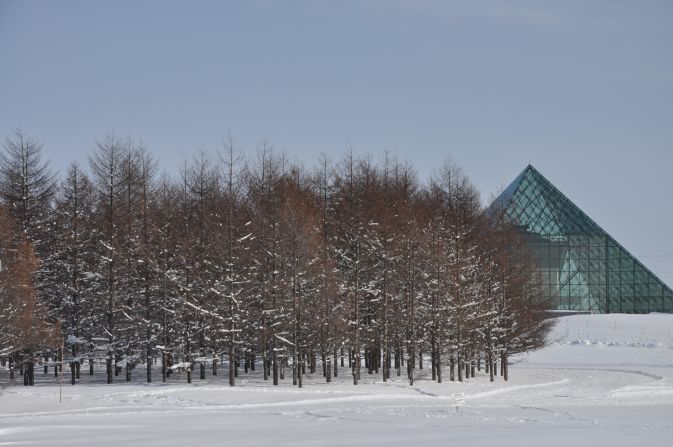 The park can be seen as a fusion of classic Japanese principles of quiet, natural beauty and 20th-century modernist art.  