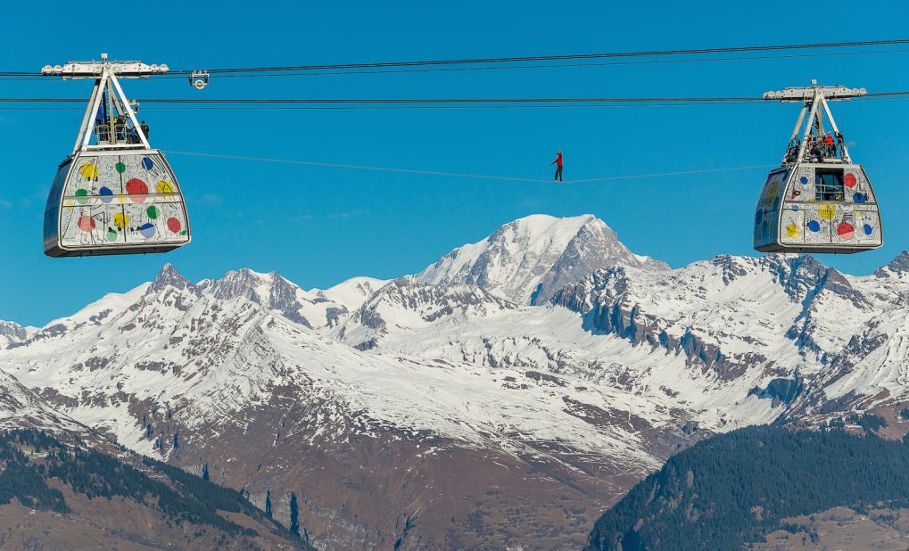 To mark the 10th anniversary of the Vanoise Express in 2013, French tightrope walkers Julien Millot and Tancrede Melet crossed a 186-foot gap between two gondola cars.