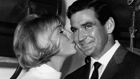 Rod Taylor in 1965 on the set of the movie "Do Not Disturb," with co-star Doris Day.