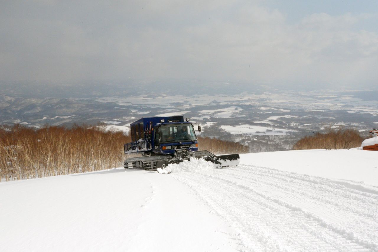 The area offers plenty of backcountry, off-piste ski and snowboard opportunities. Niseko Adventure Center operates a private Cat vehicle for those who want to head up Mount Weiss Horn. 