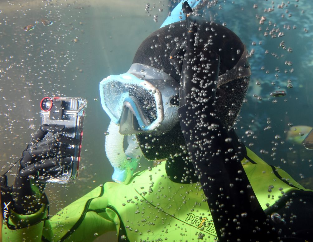 The<a href="http://www.optrix.com/" target="_blank" target="_blank"> Optrix by Body Glove</a> is a waterproof iPhone case with different lenses for mobile action photography. The device allows real-time editing of photos and video and will be waterproof up to 30 feet when released in April 2015 for IPhone 6. 