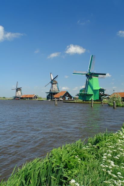 The windmills can rotate through 360˚, the tail pointing the sails towards the wind.