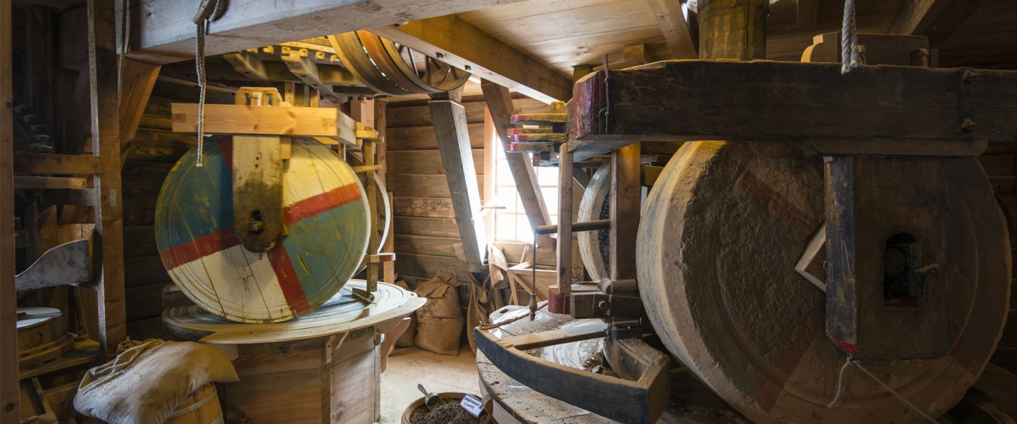 Piet Kempennar, the miller at De Kat, has been working with windmills for over 30 years. The grind stones in his windmill are made of granite and weigh 3,000kg each.