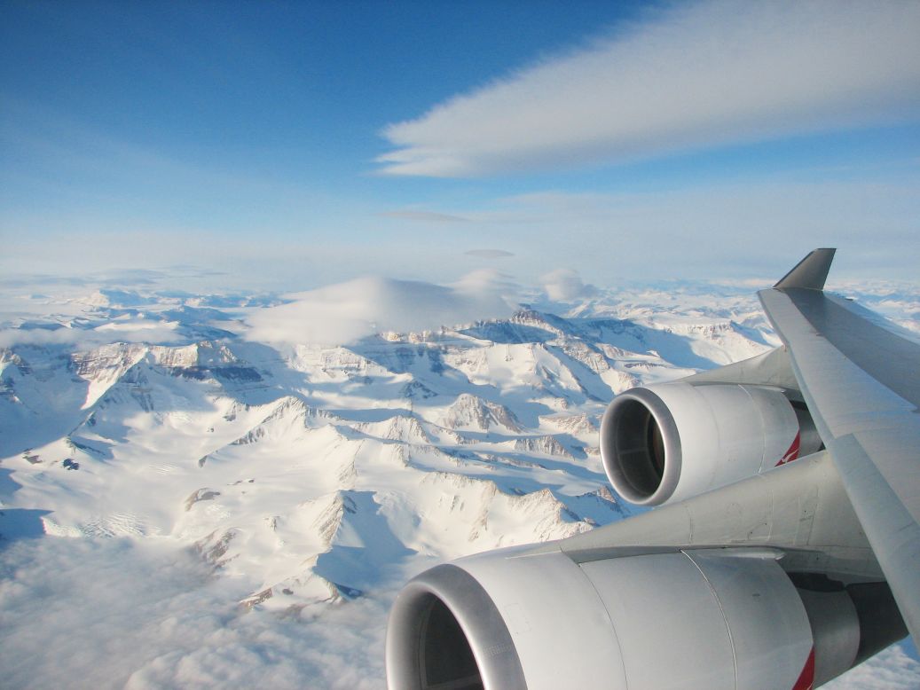 Los vuelos cruzan a 3.000 metros sobre la tierra desde donde "sientes como si casi tocaras el hielo?, según el fundador de Antarctica Sightseeing Flights.