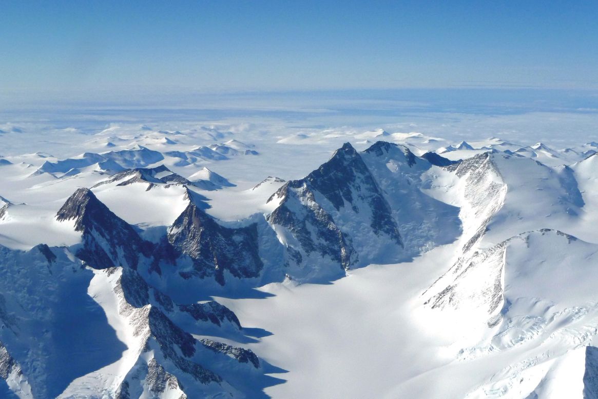 Los vuelos circulan por las montañas más altas en Antártida. (