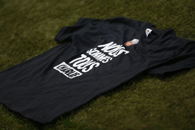 A solitary t-shirt was placed on the turf before OGC Nice took on Lorient in Ligue 1, Saturday. The garment reads "Nous sommes tous Charlie" (We are all Charlie).<br />