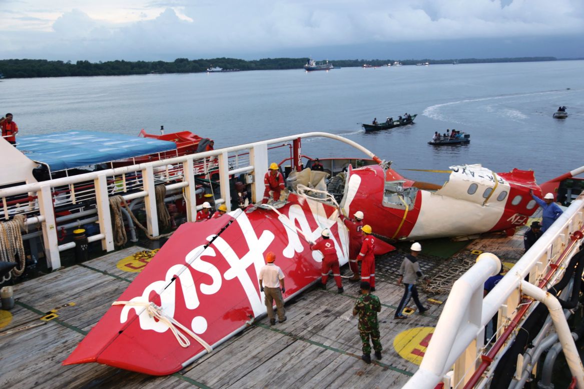 Encuentran restos del fuselaje del avión de AirAsia.