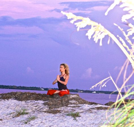 If you want to be happier, your wandering mind is likely your biggest obstacle. According to a 2010 Harvard study, people spend 47% of their time thinking about things that aren't happening. Understandably, spending half your life lost in thought is considered a major cause of unhappiness, yoga expert Dana Santas says.