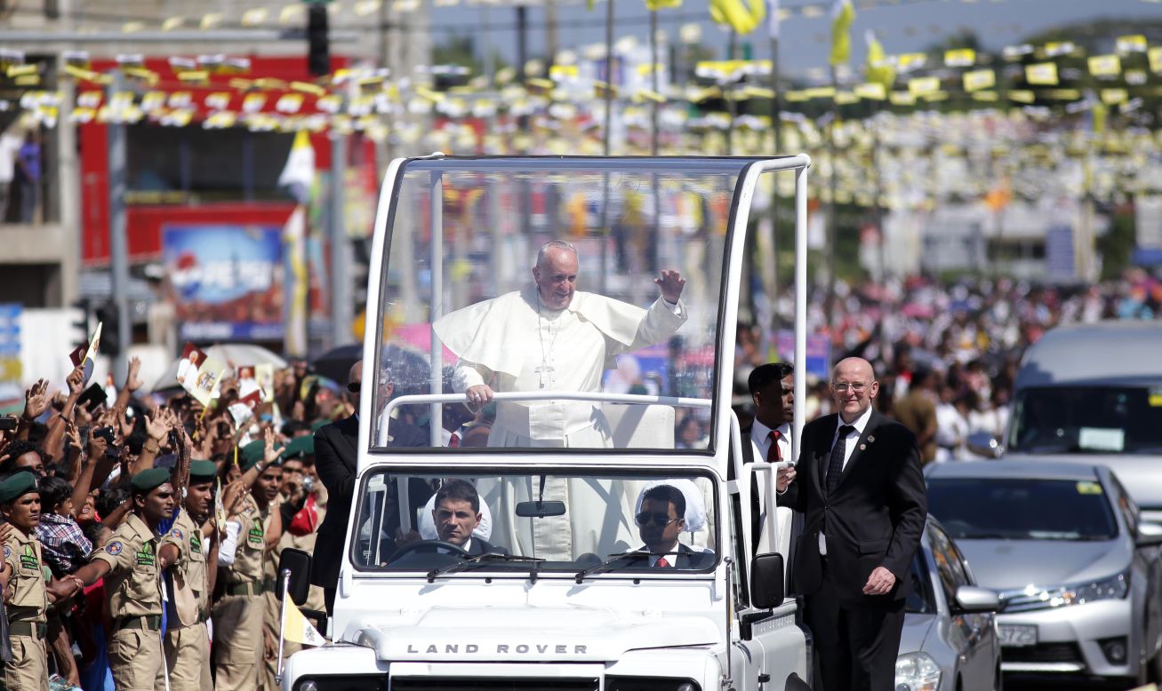Francisco saluda a la gente en las afueras de Colombo, Sri Lanka, el martes 13 de enero, donde el Papa está iniciando un viaje de una semana a Asia.