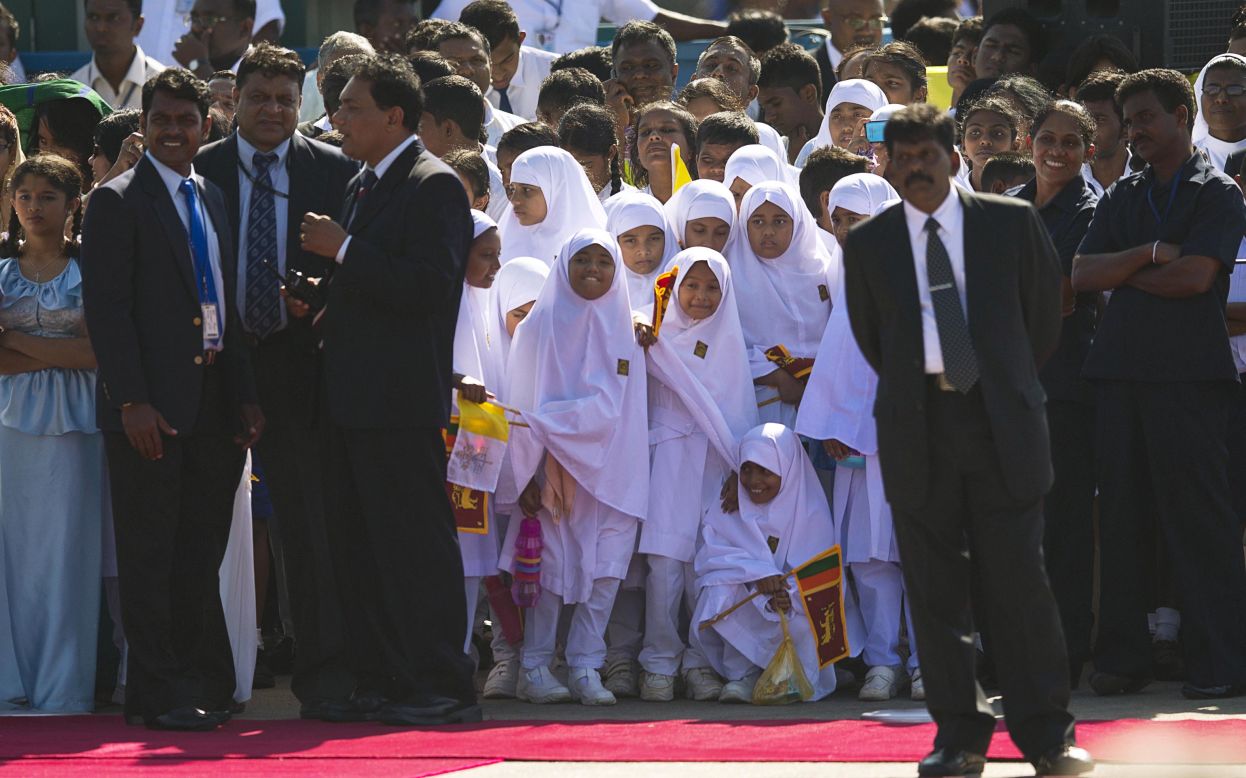 Niños esperan para saludar al papa a su llegada a Sri Lanka.
