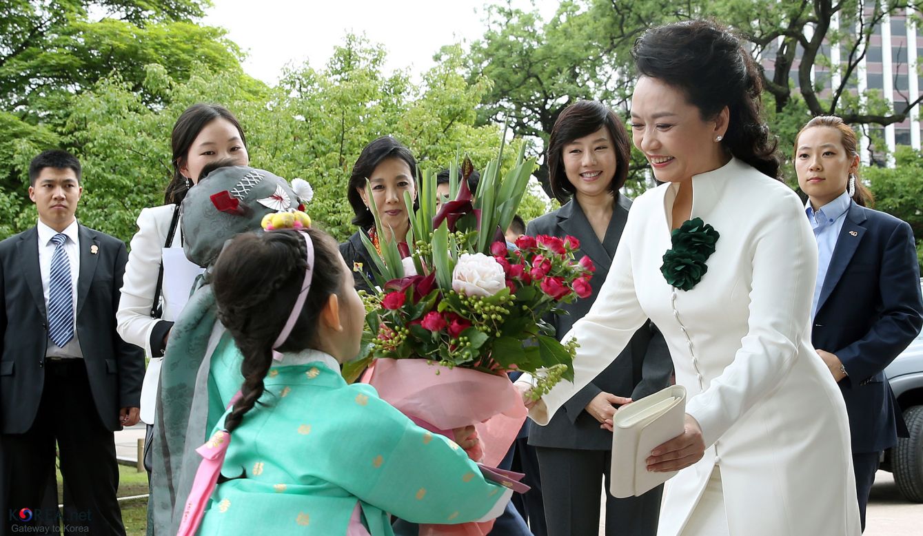 Overseas shops visited by China's First Lady, Peng Liyuan, benefit from the "Peng Liyuan phenomenon." Some products she purchases see a three-fold increase in sales, according to reports.