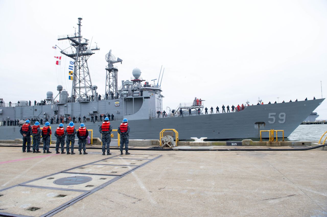 The guided-missile frigate USS Kauffman (FFG 59) departs Naval Station Norfolk on January 9, 2015, for its final deployment. The ship, the last operational Oliver Hazard Perry-class frigate, will fight drug trafficking in the Caribbean and off South America. 
