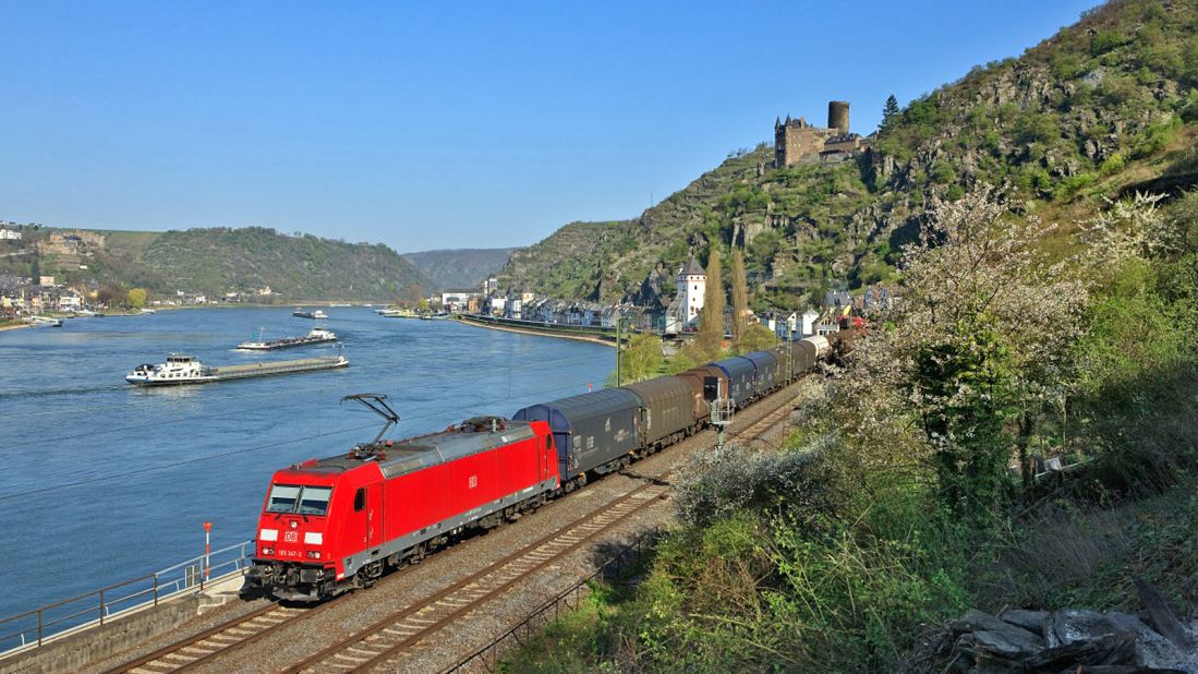 The tracks connecting Cologne and Mainz meander along the banks of the Rhine, where you can see gentle hills, vineyards and crumbling castles.
