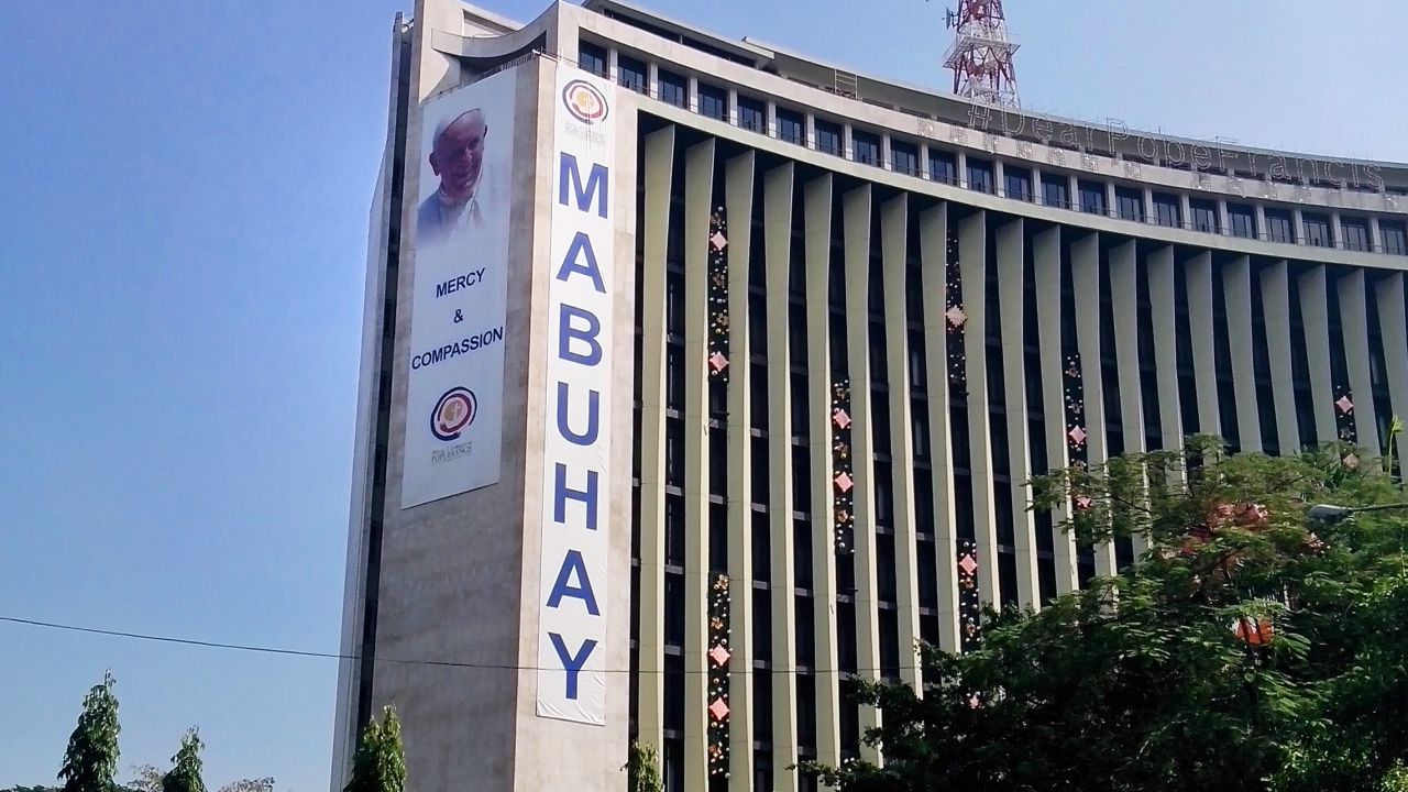 A giant sign welcoming the Pope on Manila's Meralco building.
