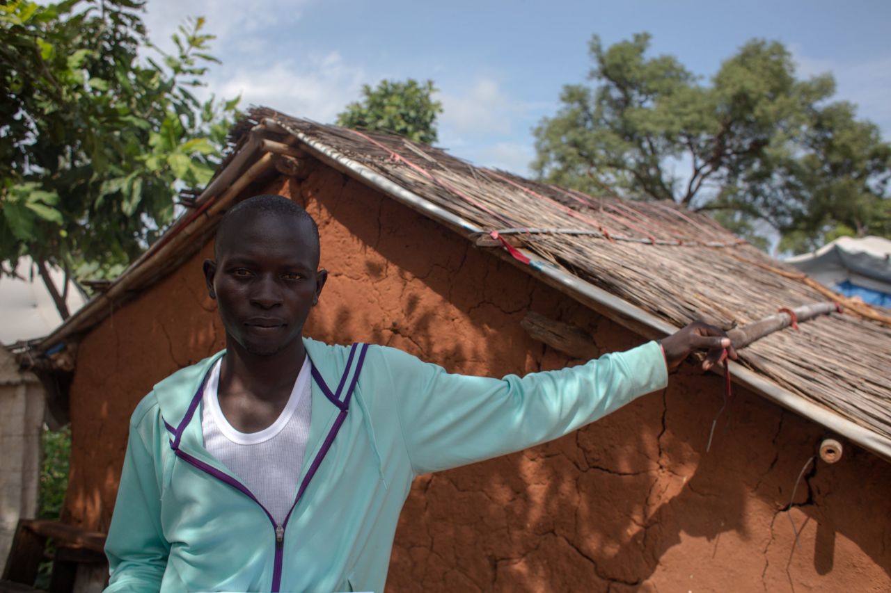 Richard Kunar is 25 years old. He, too, had to stop his schooling when war broke out. He trekked for five days to reach the Yida refugee camp in South Sudan. He ultimately moved to Ajuonk Thok, where he lives alone.