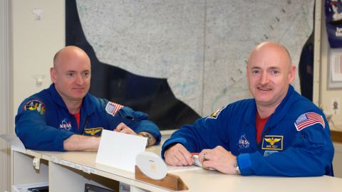 Scott Kelly (left) and his twin, former astronaut Mark Kelly, in 2008.