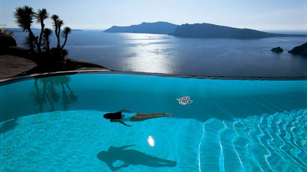 El hotel Perivolas está diseñado para el descanso y relajación. Desde la piscina infinita del borde del acantilado, los visitantes pueden apreciar las impresionantes puestas de sol reflejadas en el mar Egeo. 
