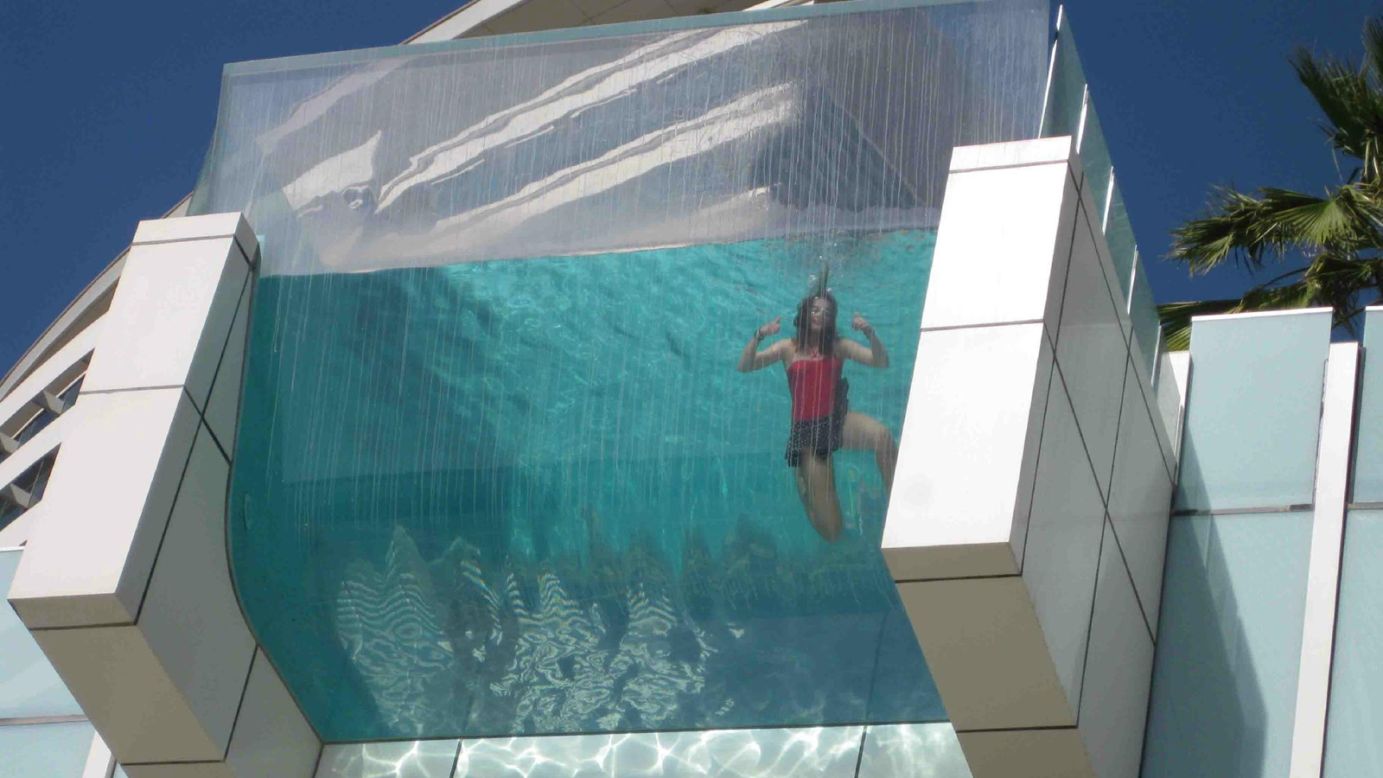 La piscina ubicada en el piso 26 sobresale del hotel y permite a los nadadores ver la calle a través del fondo de cristal. 
