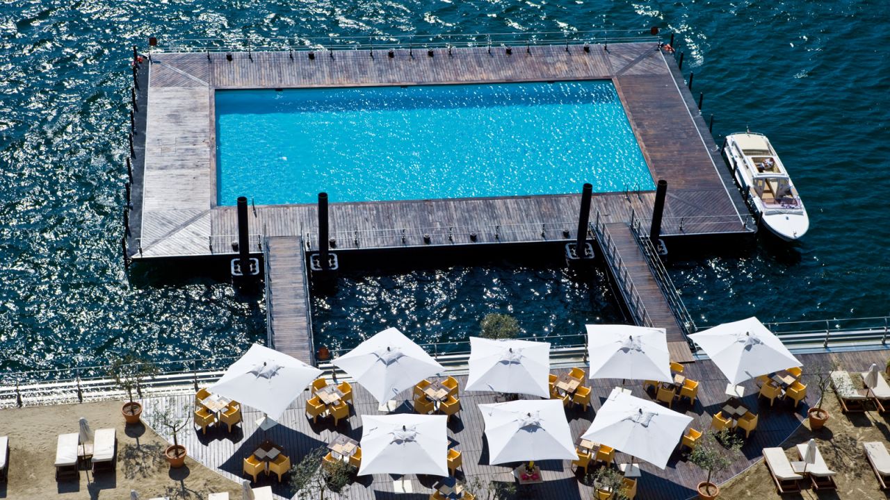 La piscina "Agua sobre agua" es exactamente lo que parece: una piscina flotante que se balancea en la superficie del lago de Como. 
