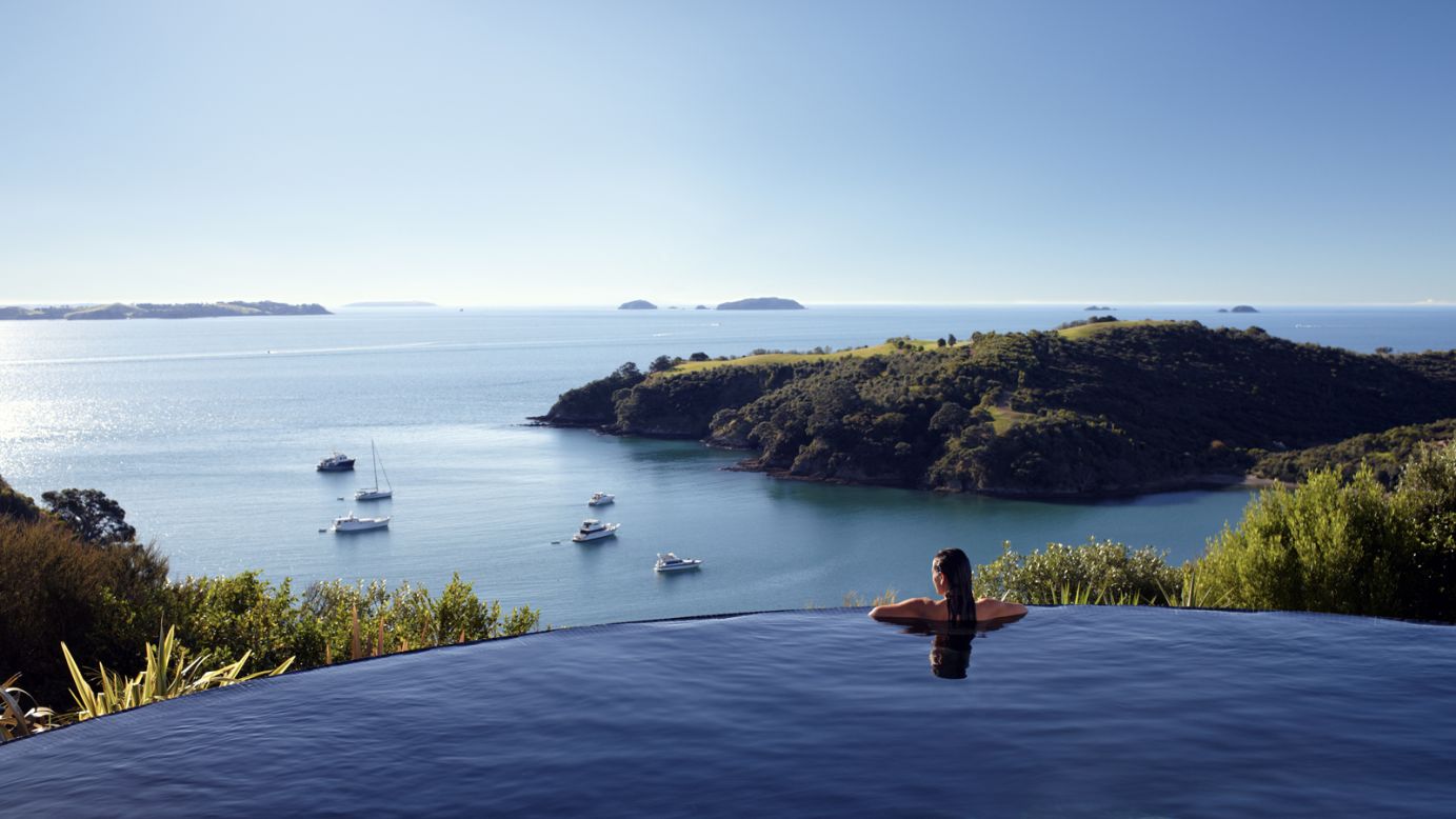 La piscina infinita climatizada de Delamore Lodge tiene unas vistas espectaculares a la bahía Owhaneke. 